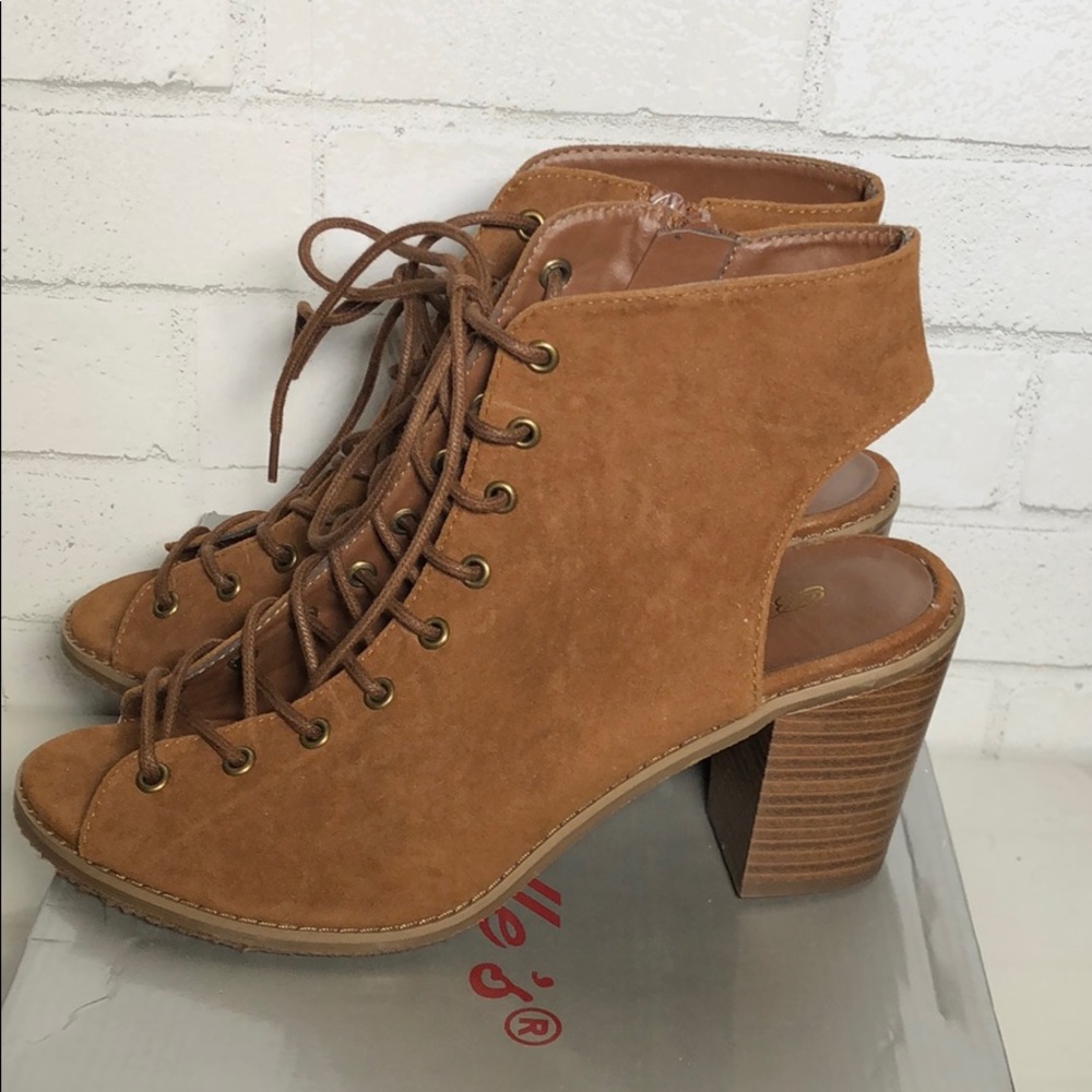 Breckelle’s Tyler-11 Lace-Up Ankle Bootie in Tan